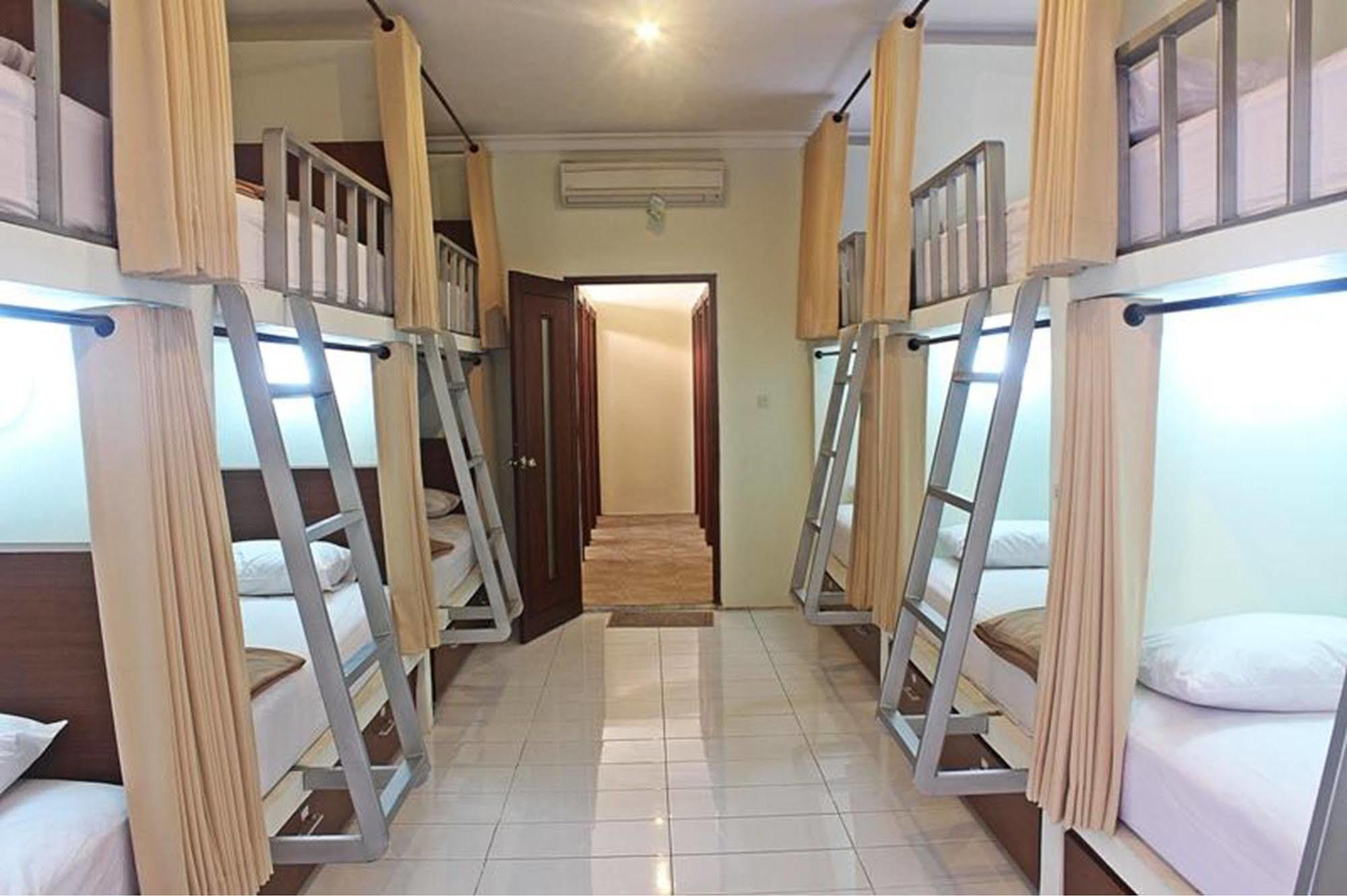 Mirah Hostel Legian Exterior foto